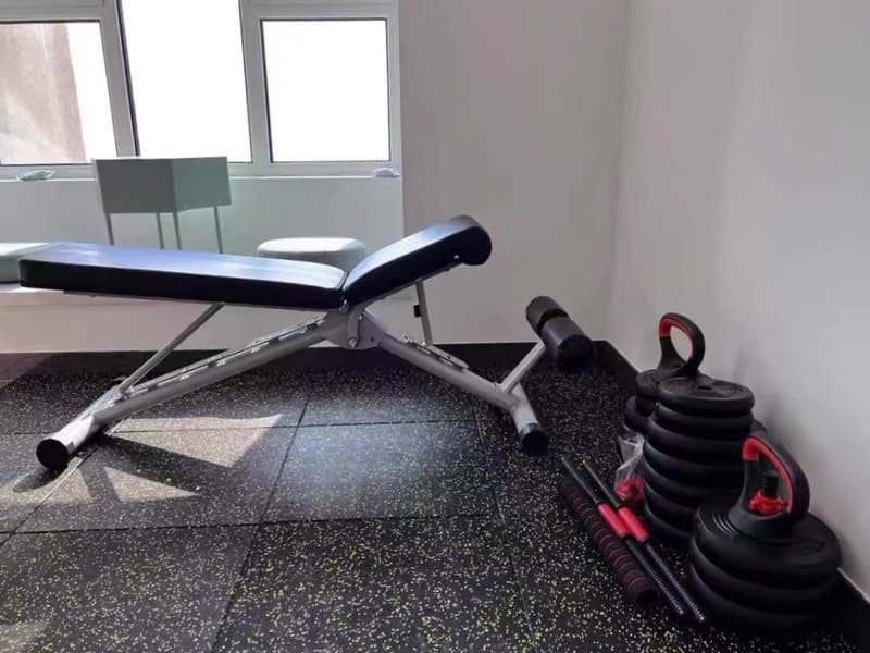 Zij-aan-zij vergelijking van rubber, schuim, vinyl en grasmatten.